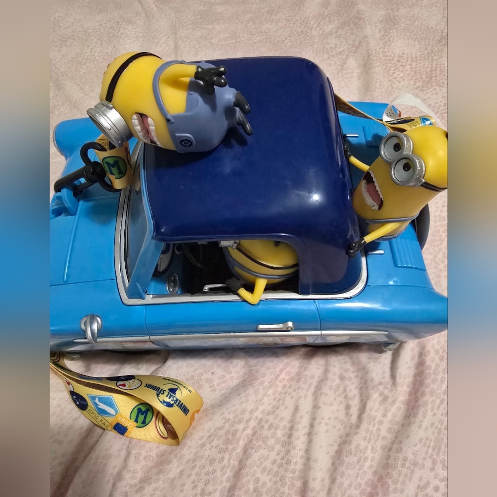 NWT Universal Studios Despicable Me Minions car popcorn bucket With Lanyard